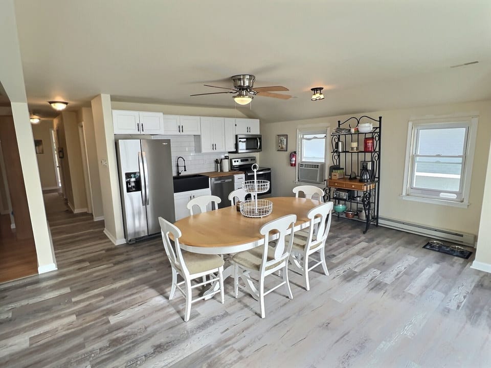 Newly Renovated 2nd Floor Kitchen / Dining Area