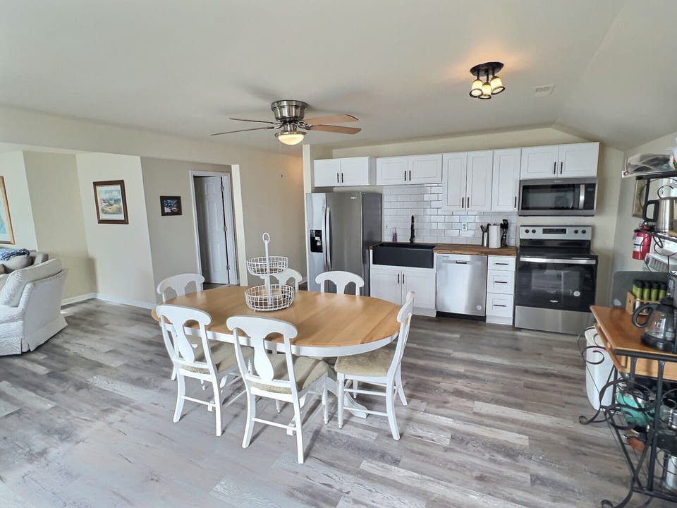 Newly Renovated 2nd Floor Kitchen / Dining Area