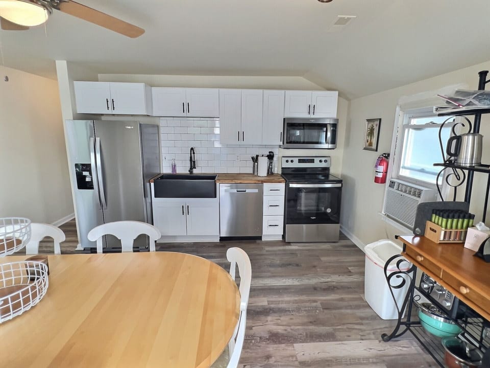 Newly Renovated 2nd Floor Kitchen / Dining Area