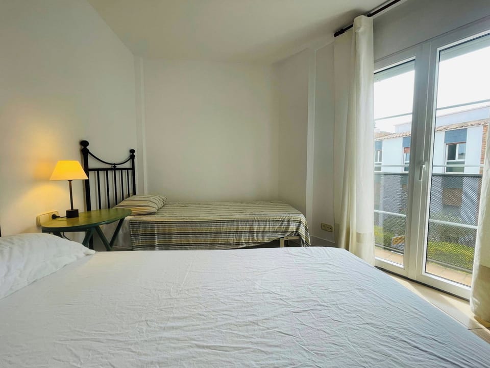 Bright and airy room with two single beds overlooking the charming local street.