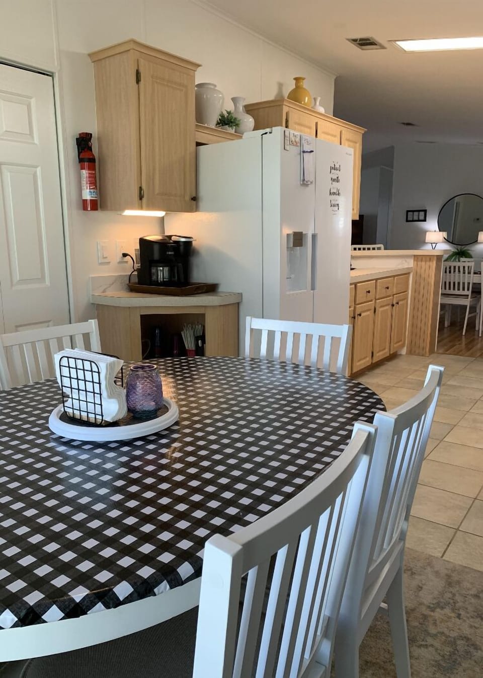 6 person table/Sunporch/laundry