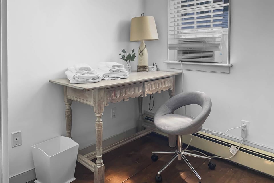 Desk space in full bed on main level