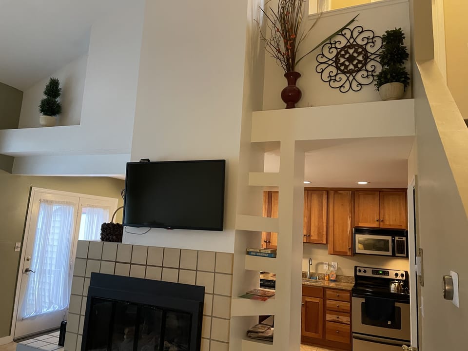 entry to separate kitchen and dining area