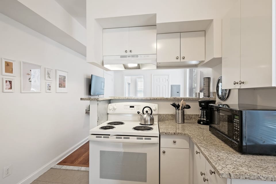 Thoughtfully Equipped for Convenience
This kitchen area includes all the must-haves—stovetop, sink, utensils, and storage—for a smooth and self-sufficient stay.
