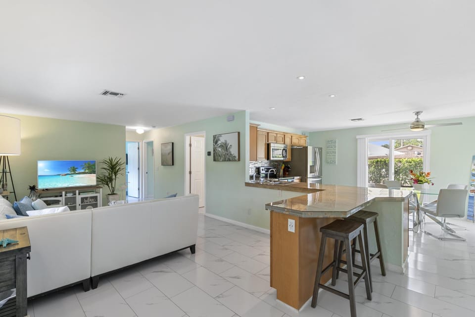 Living area and Breakfast Bar