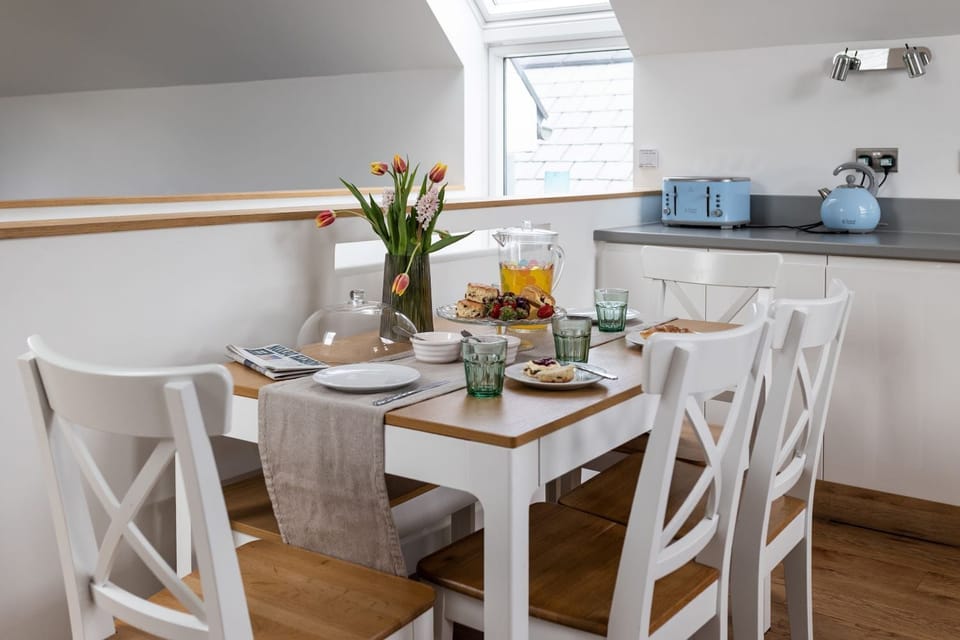 52 Greenway Drive Kitchen Table