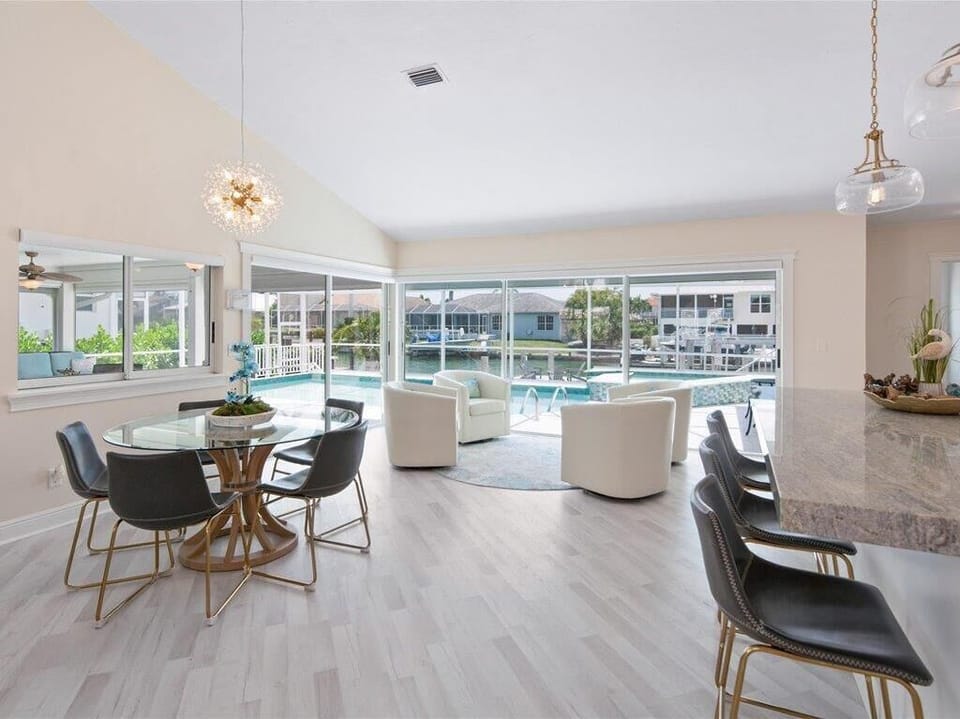 Breakfast Table and Seating area off Kitchen