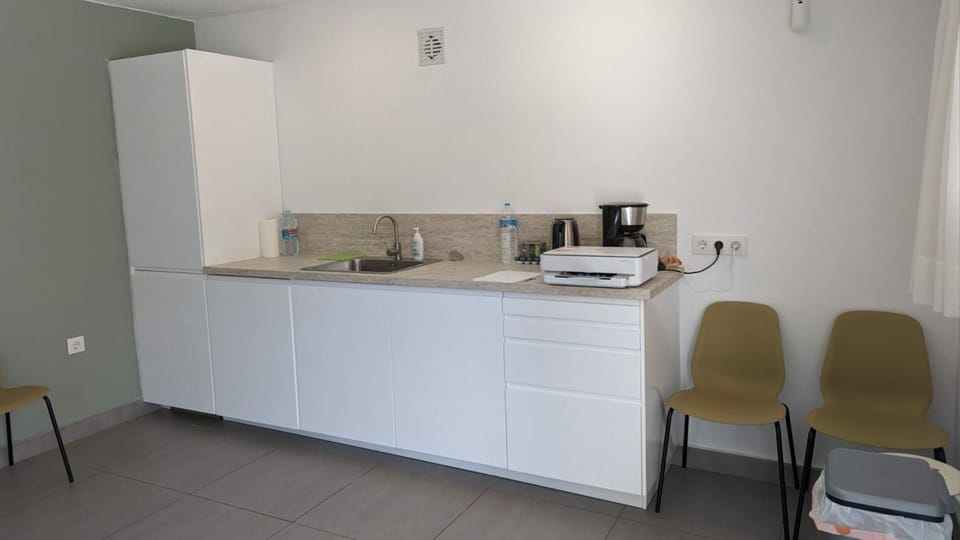 Kitchenette in apartment, ideal for using while by the pool
