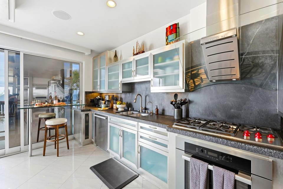 Full kitchen in South Mission Beach 4