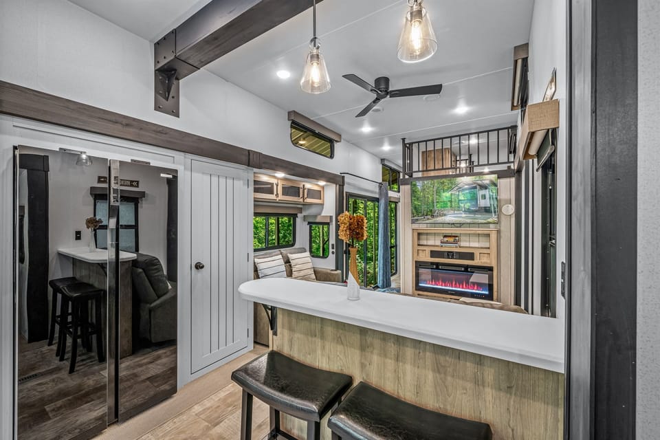 Full size, side-by-side refrigerator/freezer