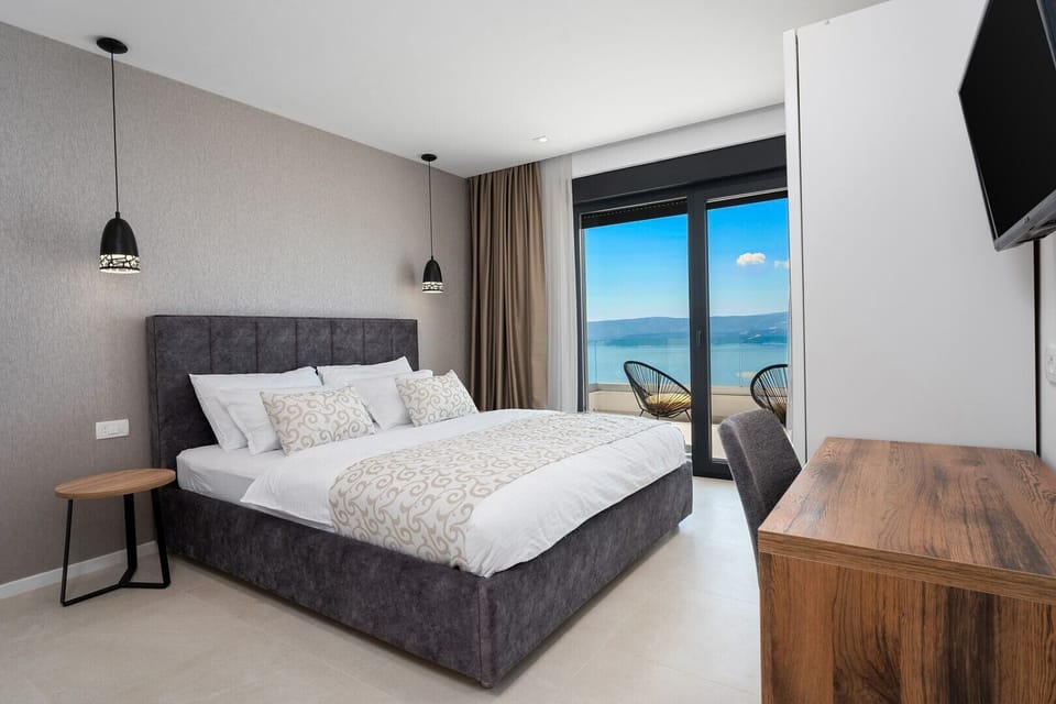 Bedroom NO4 with a king-size bed 180cm x 210cm, A/C, a TV