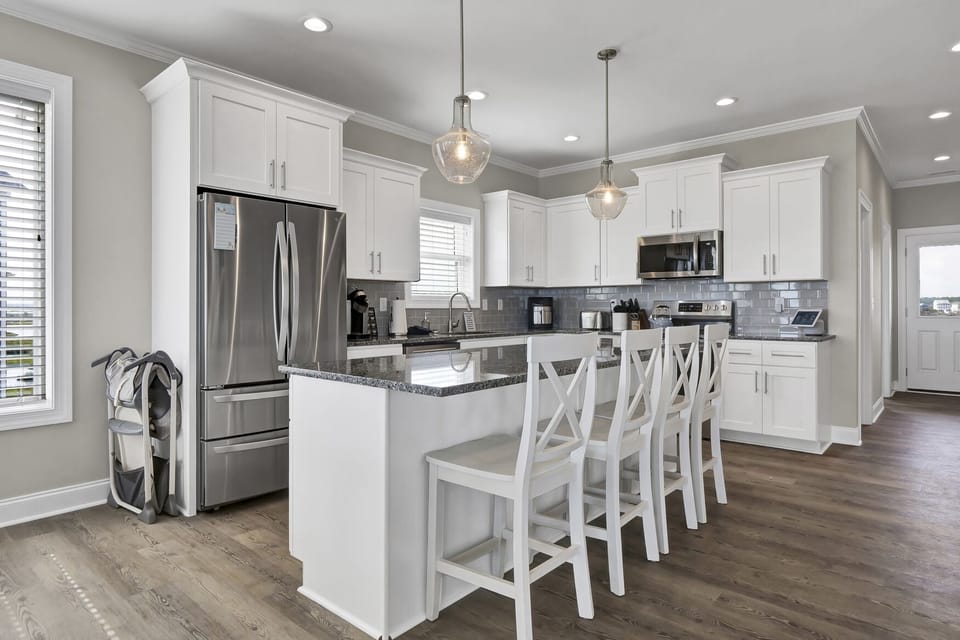 Well stocked kitchen to meet all of your needs