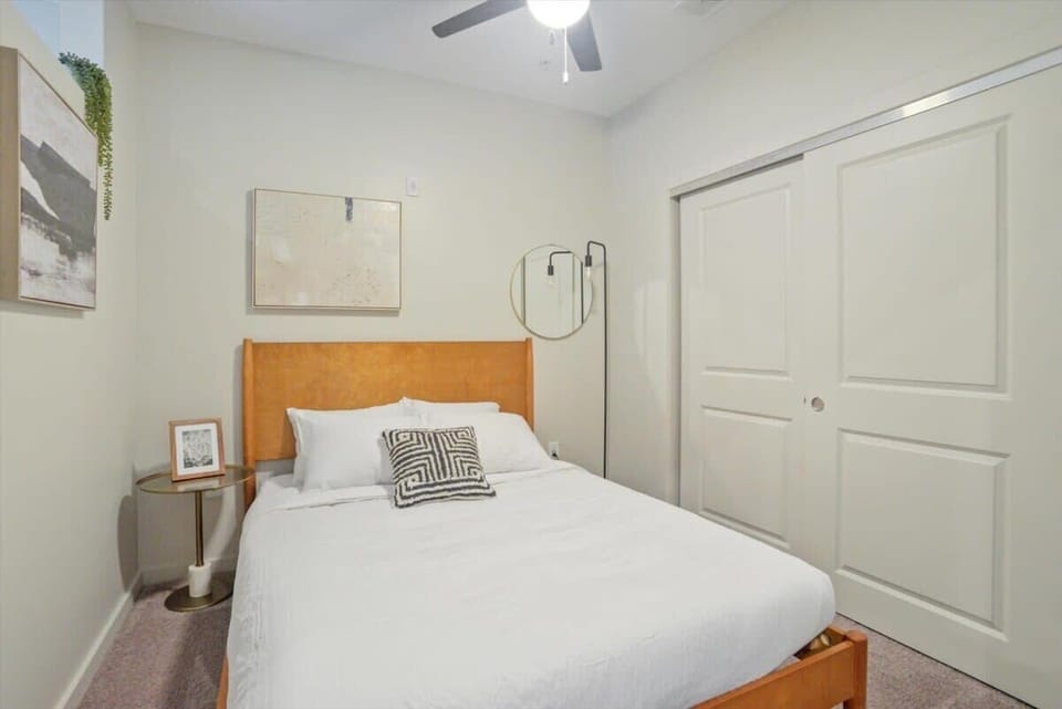 Bedroom - Queen bed