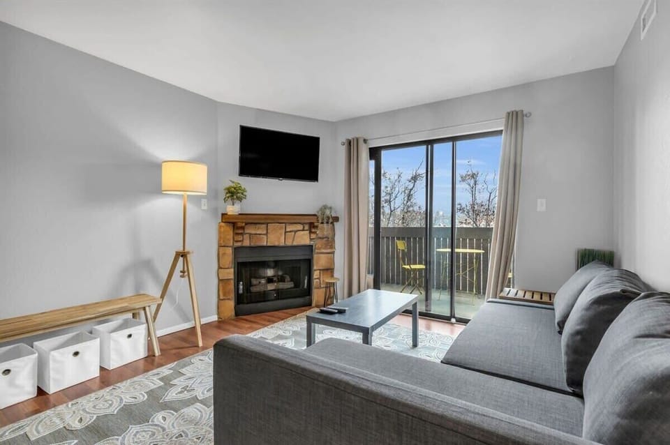 This cozy, 2-bedroom condo near the town of Kimball Junction places you nearby many of Park City’s best outdoor spots!