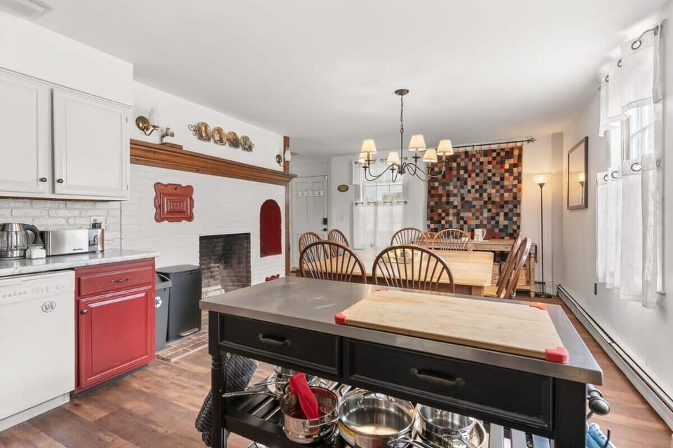 Fully equipped kitchen & dining area