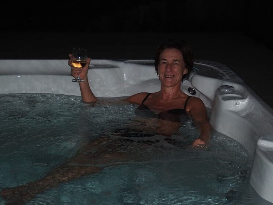 Outdoor spa tub