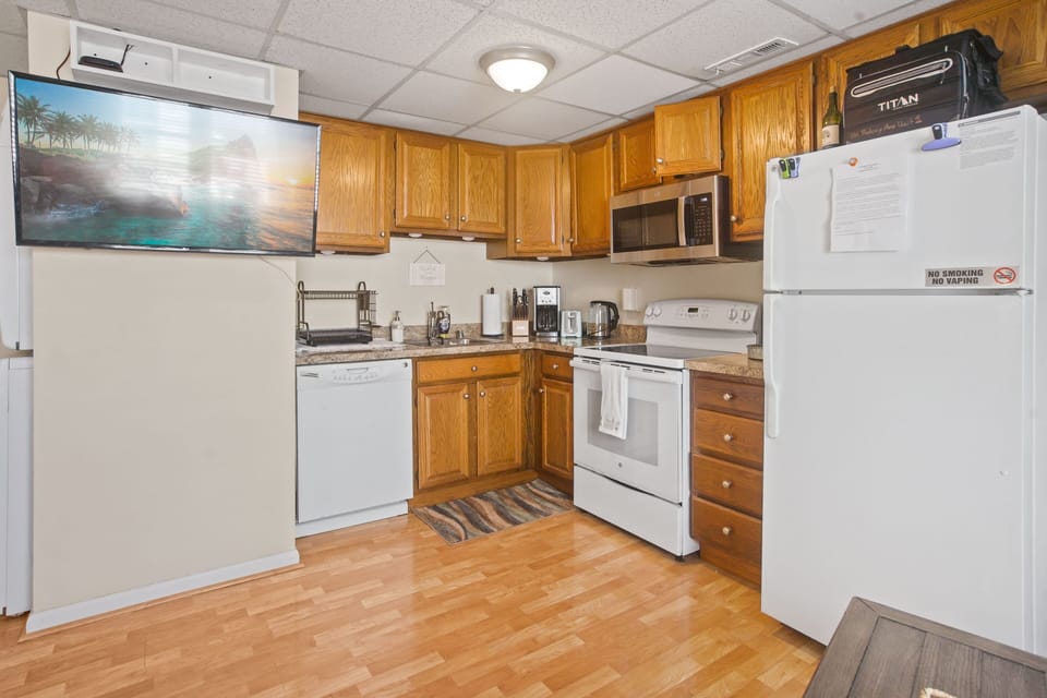 Fully stocked kitchen, GE appliances, dishware, silverware, glassware, pots&pans