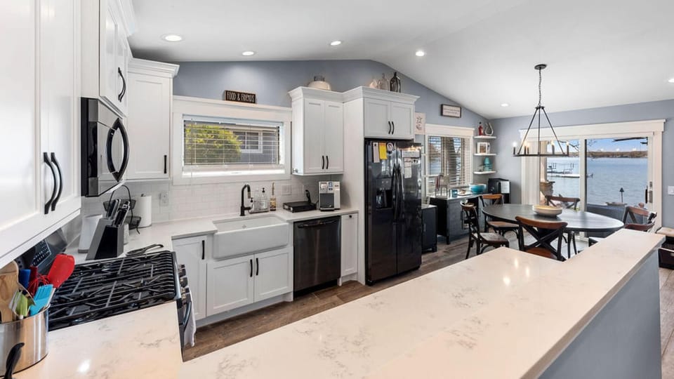 Modern eat-in kitchen with farmhouse sink