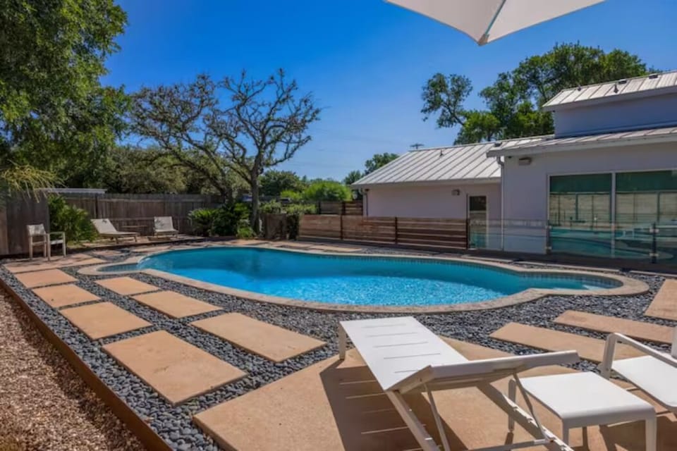 Beautiful pool (heated If requested). 