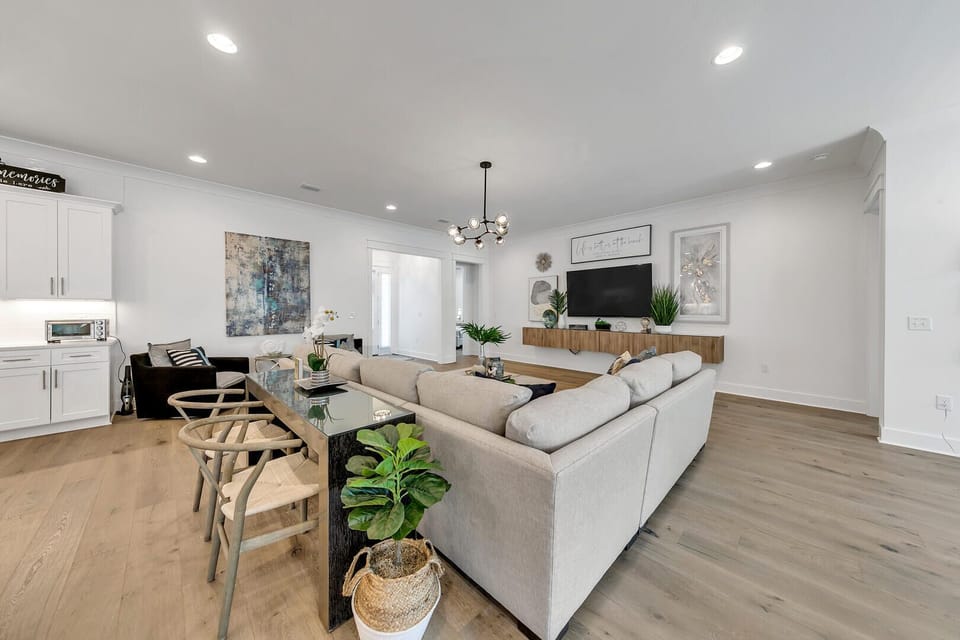 3 large flatscreens in living/dining space!