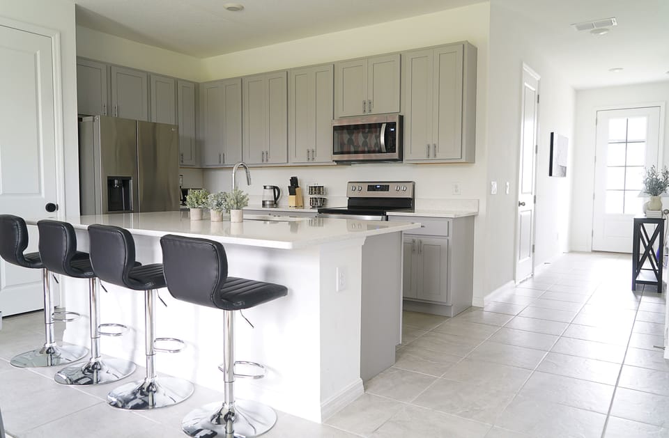 Fully stocked kitchen - view 2
