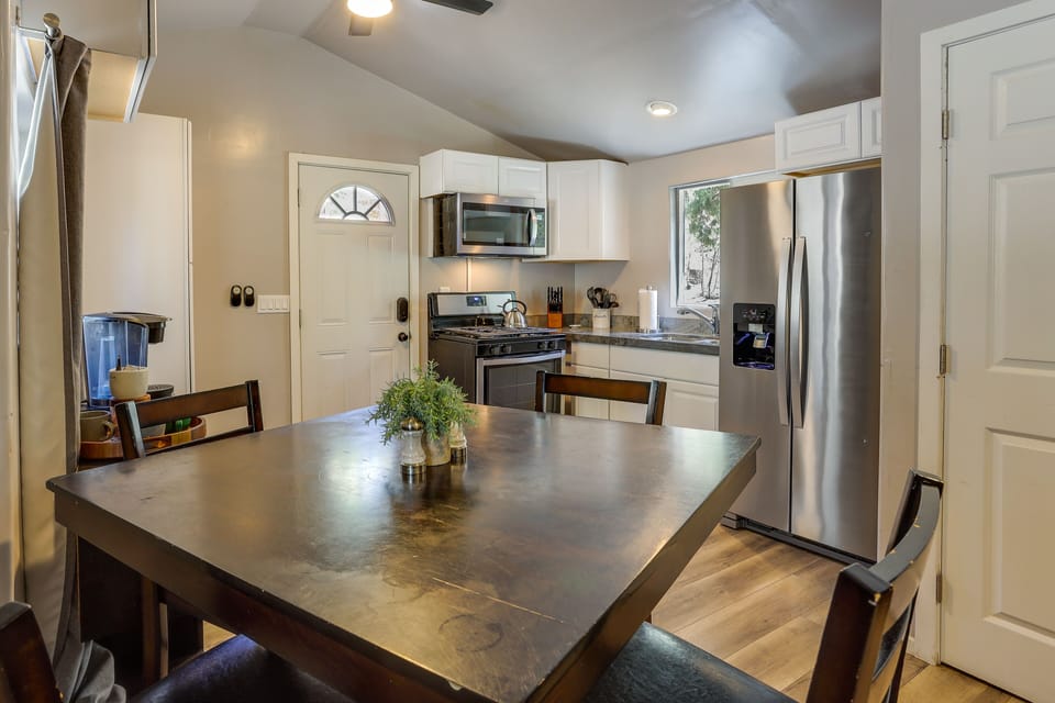 Dining Area | Dishware Provided | Smart TV