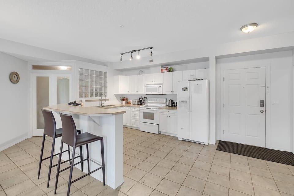 A look into this gorgeous bright kitchen.