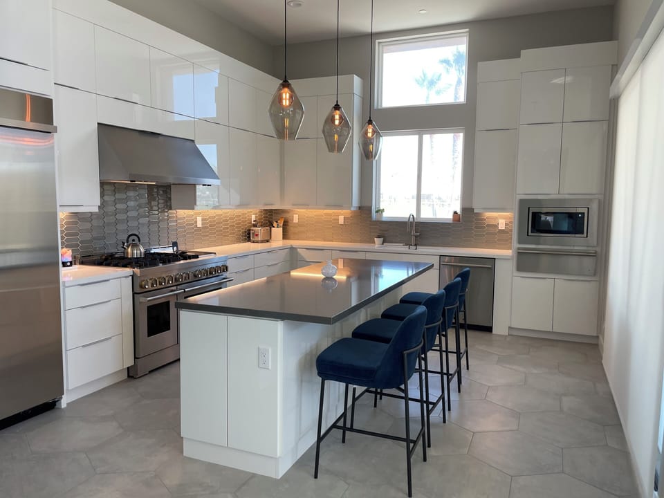 Full kitchen all the amenities, large island seats 4