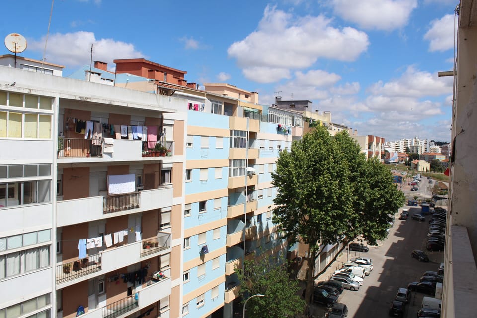 Vista da rua através da varanda!