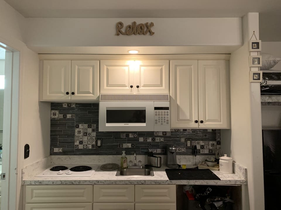 Kitchenette w/ stove top, microwave, refrigerator (pots/pans/dishes/cups)