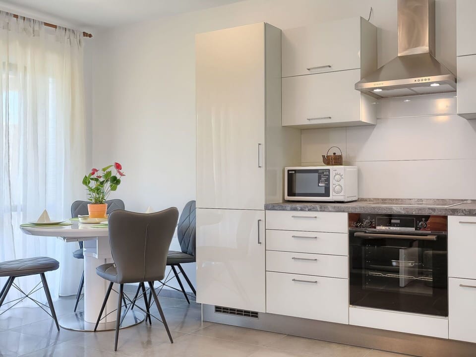 Cabinetry, Furniture, Countertop, Building, Kitchen Stove, Flower, Kitchen Appliance, Living Room, Wood, Flowerpot
