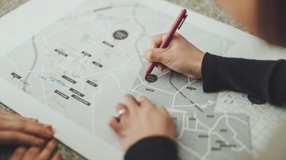 [Reception] While talking with the customer, we will write recommended information on a blank map of Kanazawa and give it to you.