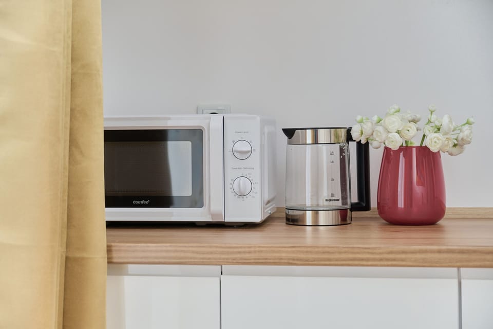Electric kettle and microwave in the kitchenette.