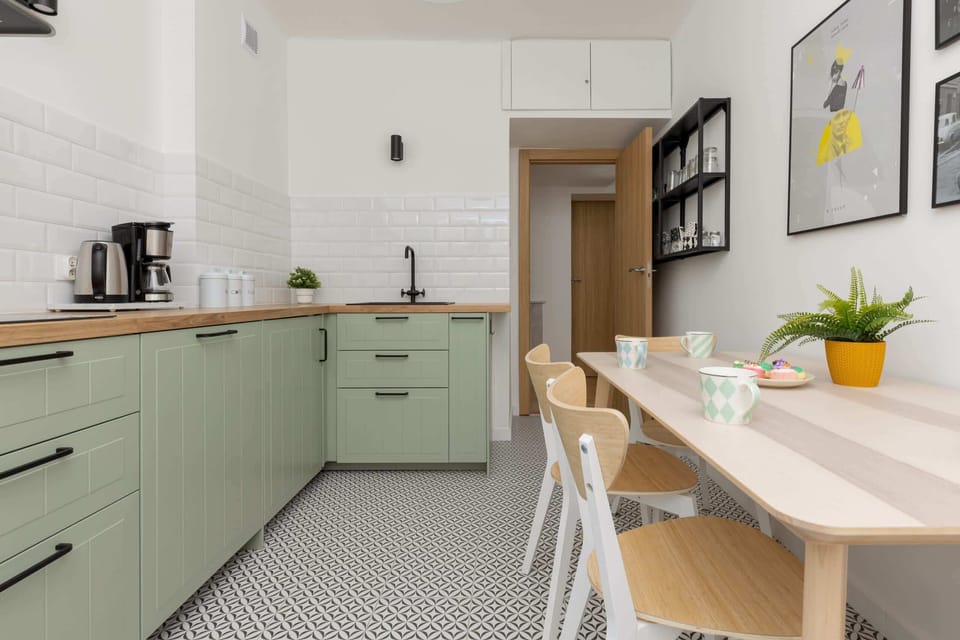 Fully equipped kitchen with dining area in muted colors, where you can comfortably prepare and eat meals.