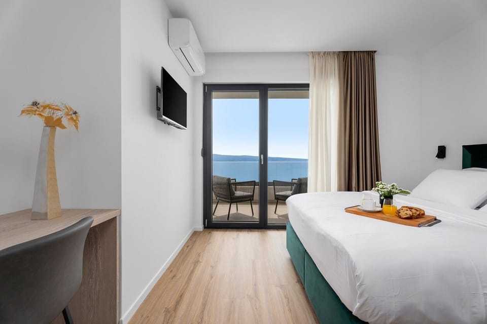 Bedroom NO2 (14sqm) with a queen-size bed 160cm x 200cm