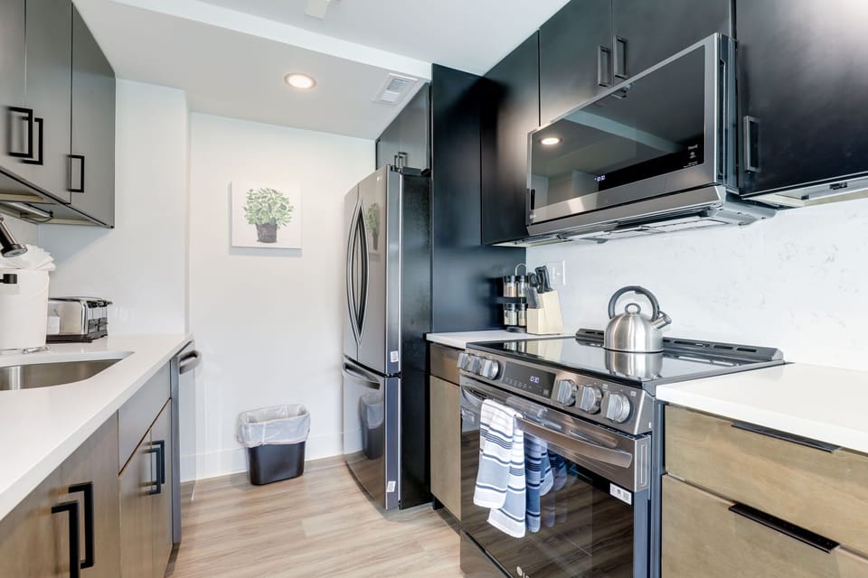 Complimentary cookware, dishes, and utensils