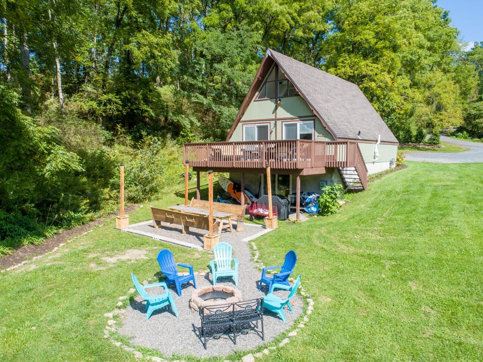 Ourdoor dining and fire pit area