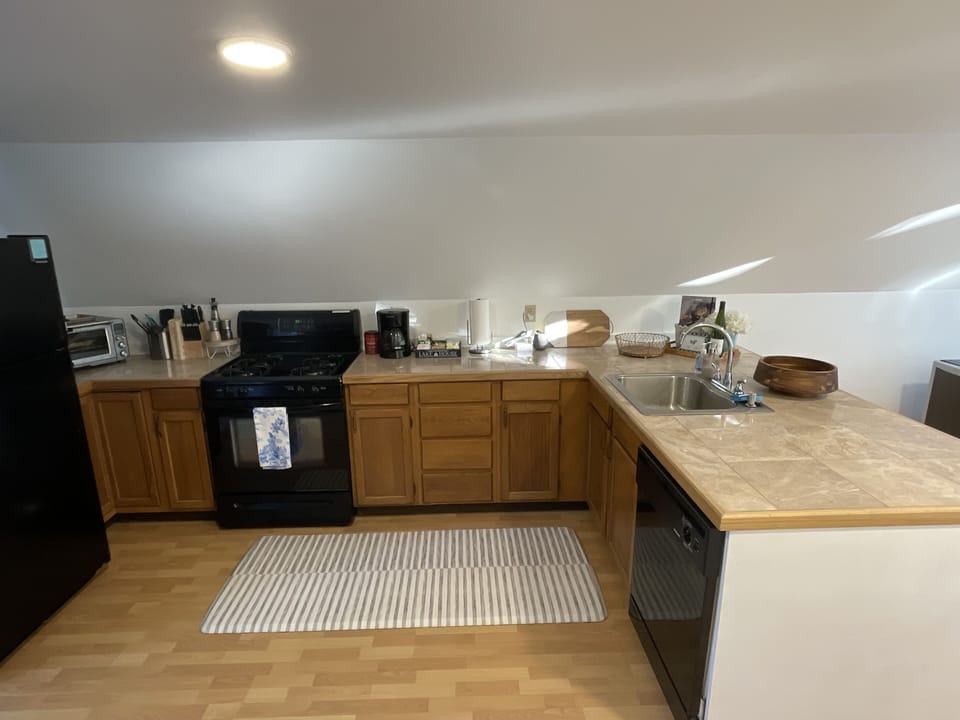 Kitchen with fridge/freezer, stove/oven, microwave, dish washer, coffee maker