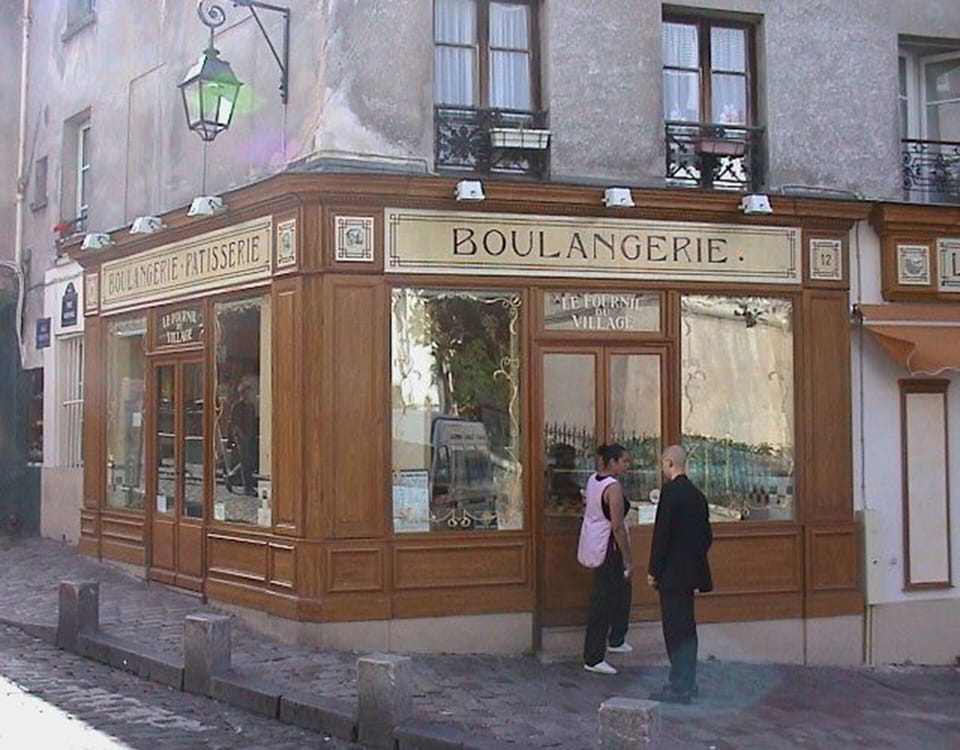Apt EIFFEL - A very good "boulangerie" is steps away from the apartment.