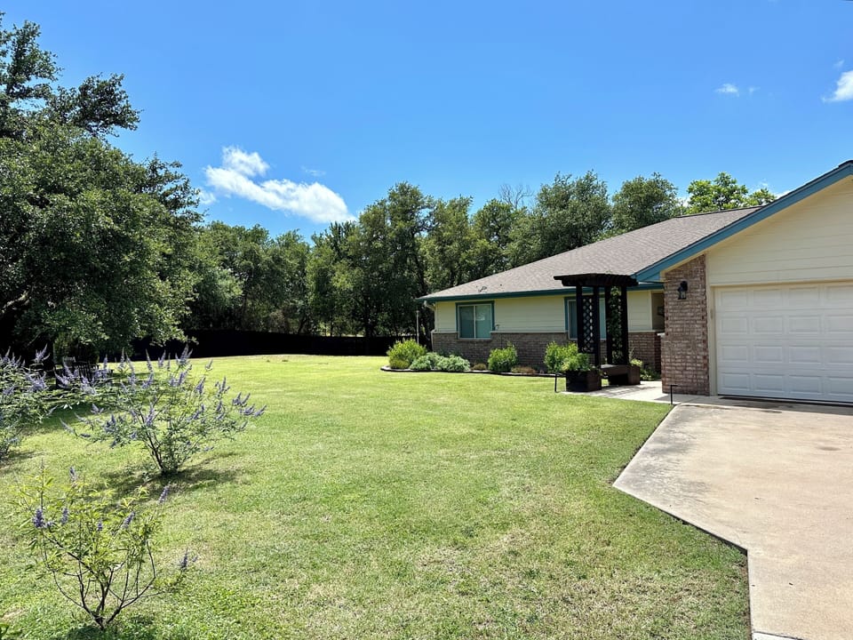 Spacious yard!