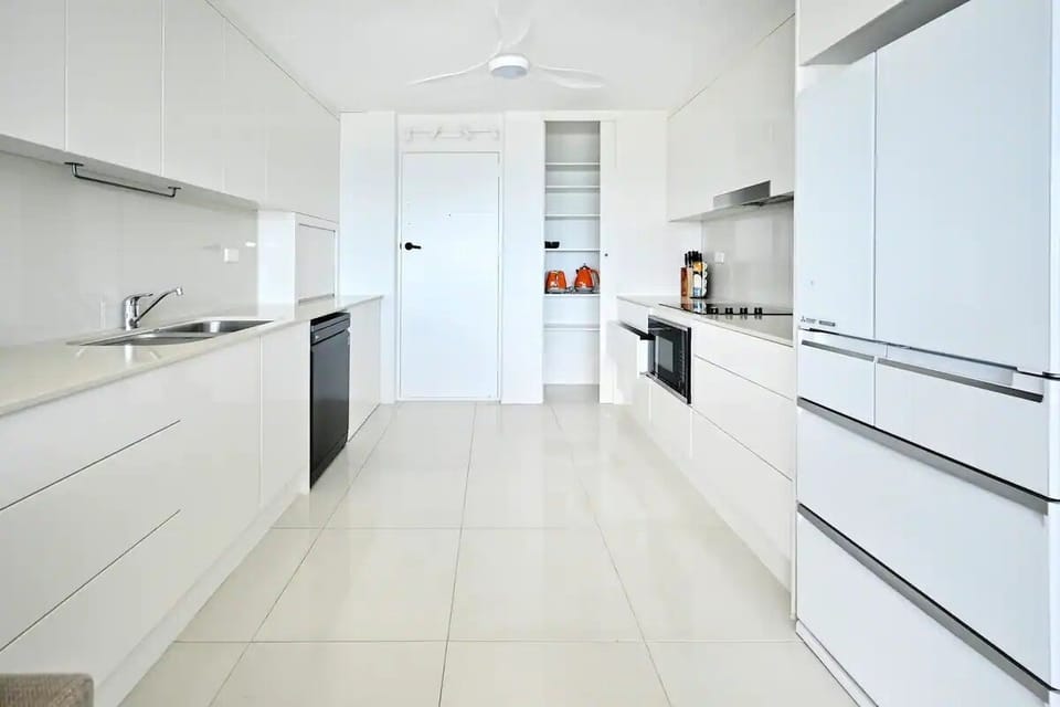 Sleek tasteful kitchen