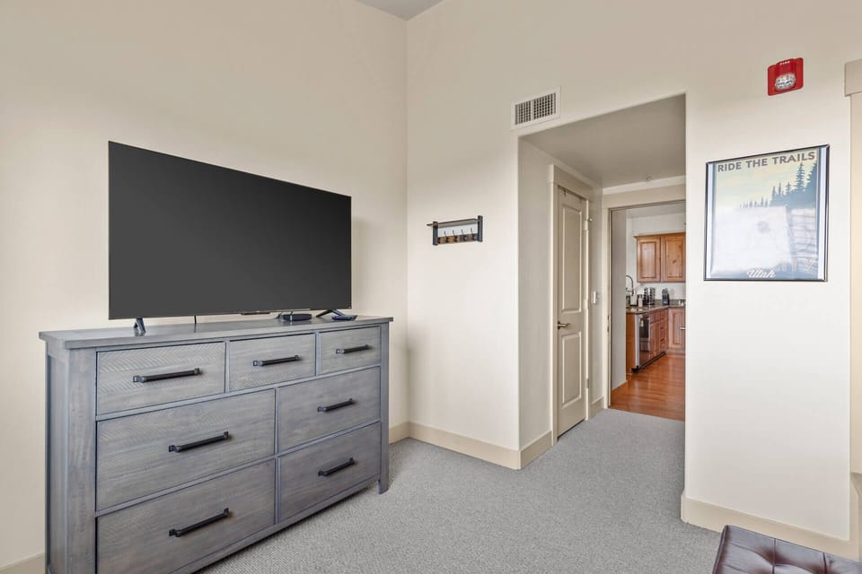 Vacation Rentals in Park City at Bear Hollow Lodges 1304: Guest bedroom with King bed