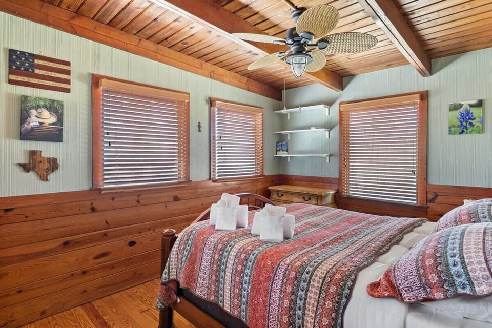 Second Bedroom with queen bed