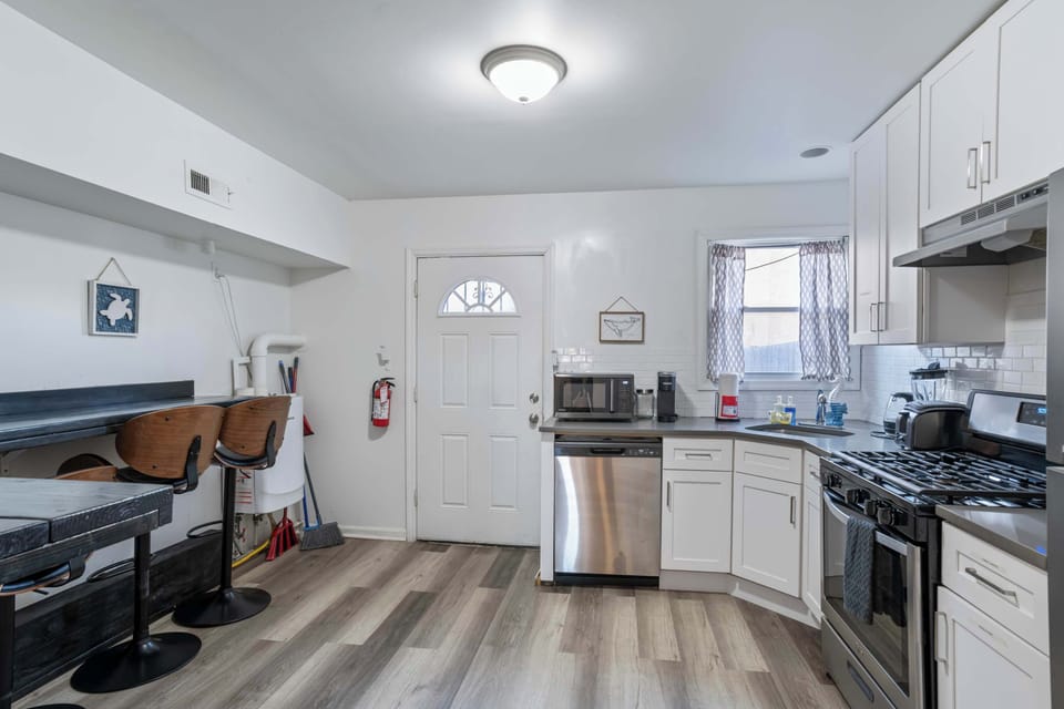Kitchen w/ Custom Wood Eatin-In Bar