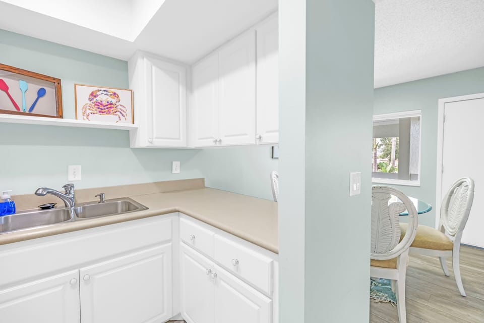 Full kitchen bright and airy.