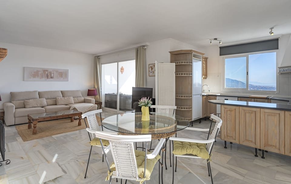 Bright and very spacious environments. In the living room you will find two large armchairs to relax (3)