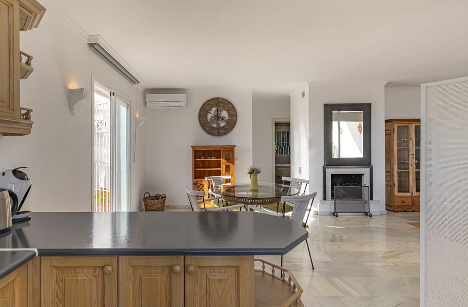 Bright and very spacious environments. In the living room you will find two large armchairs to relax (8)