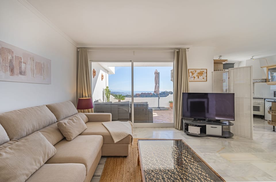 Bright and very spacious environments. In the living room you will find two large armchairs to relax (5)