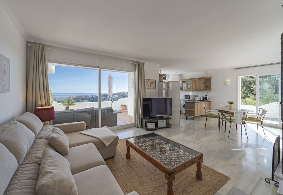 Bright and very spacious environments. In the living room you will find two large armchairs to relax (2)