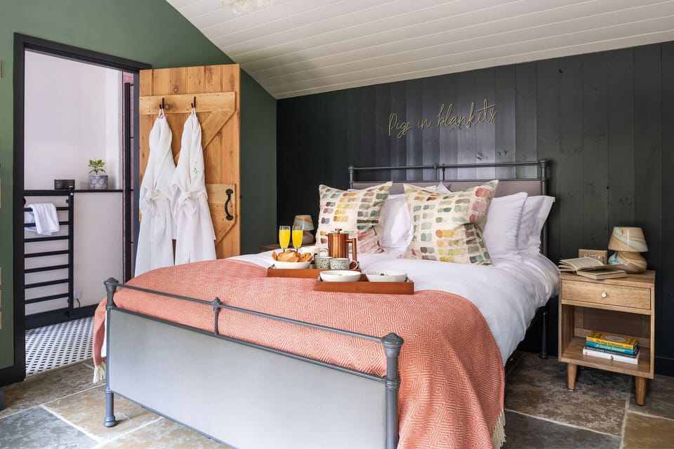 Delightful en suite double bedroom with woodland views